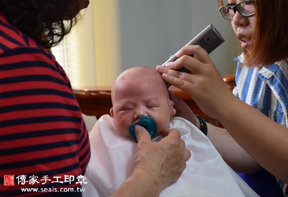 張寶寶(台中南屯區到府嬰兒寶寶滿月剃頭理髮、免費到府嬰兒剃胎毛儀式吉祥話)。到府剃頭剃胎毛主持、專業拍照、DVD光碟、證書。★購買「臍帶章、肚臍章、胎毛筆刷印章」贈送：剃頭、收涎、抓周，三選一。2015.11.03 照片16